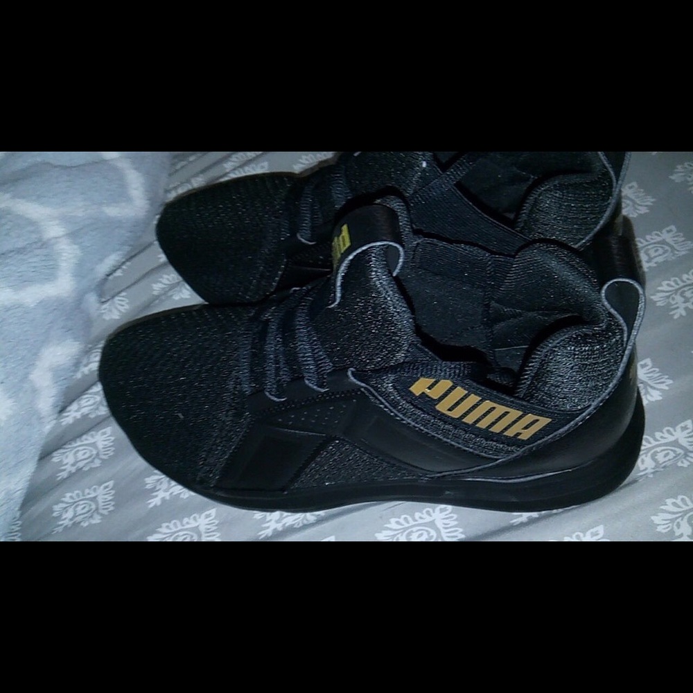 Black puma shoes/sneakers!!